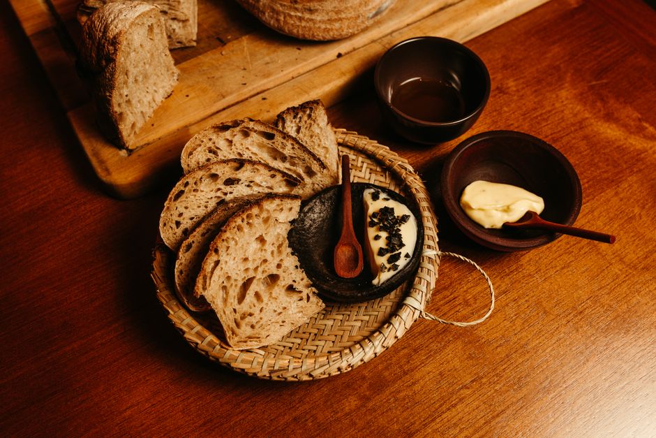 Хляб на естествена закваска с домашно масло